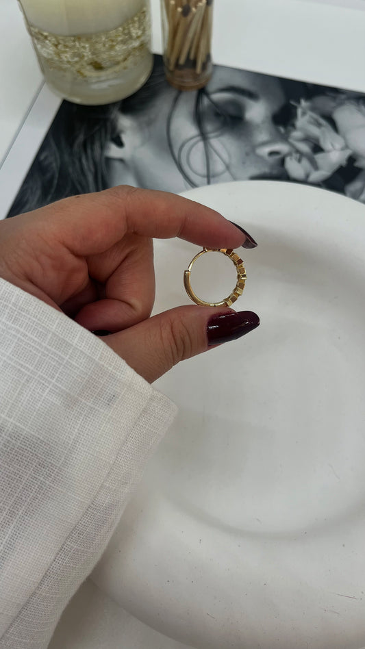 Yıldız ve Taş Detaylı Küpe