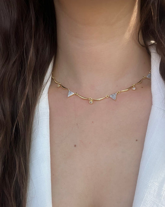 Üçgen Model Zirkon Taş Kolye