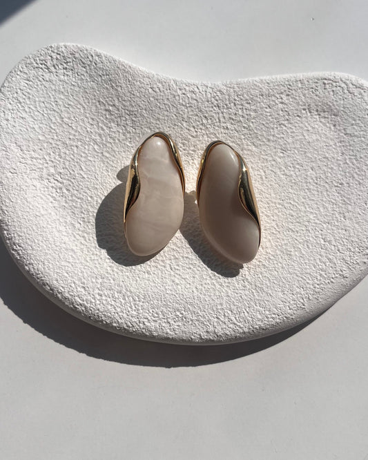 İnci Beyazı Altın Detaylı Gold Küpe